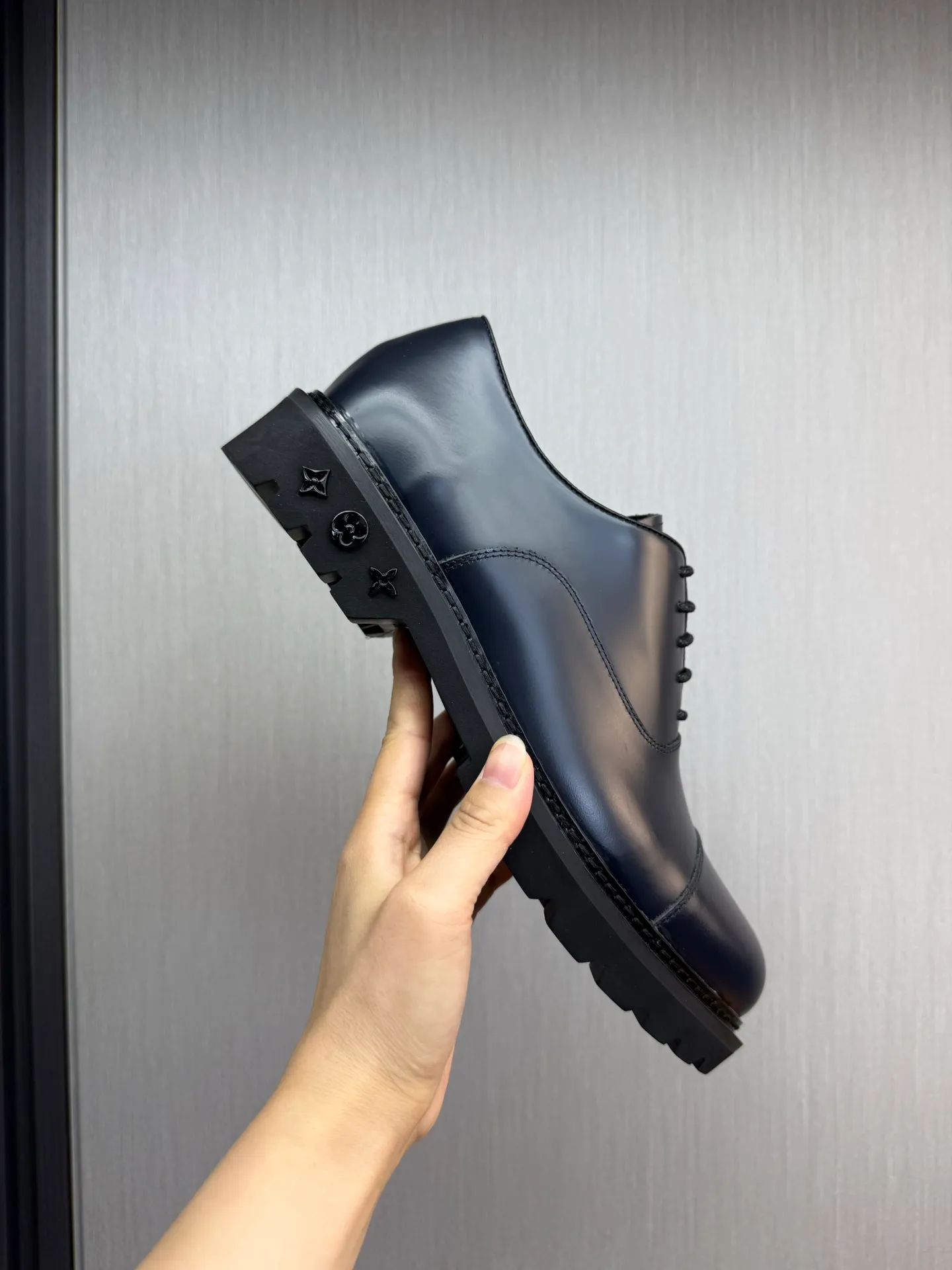 Men's shoes 💰900💰 LV. Men's casual lace-up leather shoes, the latest hot style 🔥 1:1 original purchase quality, top quality goods ⬆️The upper is imported open-edge beaded cowhide, cowhide, and cow suede. The hand-made three-dimensional stitching highlights the round toe design. The inner foot pads are all imported cowhide, with the original wear-resistant foam outsole, matching code 39-44, (38, 45 custom-made, non-refundable)